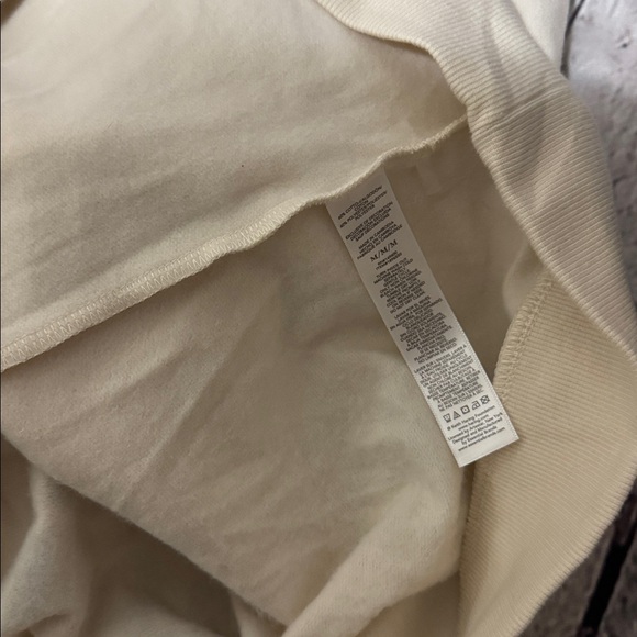 🆕 Keith Haring Cream Sweatshirt with Red Heart Design - Picture 7 of 7